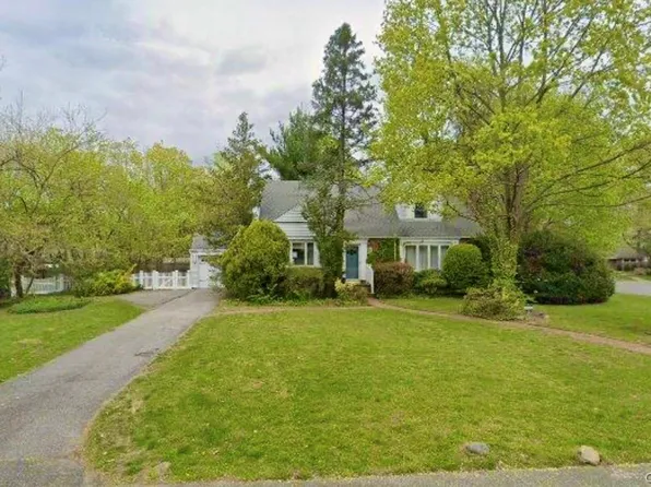 2 Greenway, Roslyn, NY 11576
