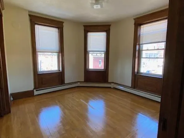 68 Newton St #3R, Holyoke, MA 01040
