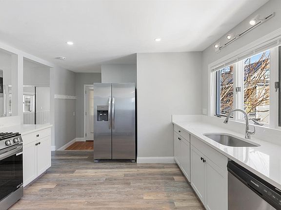 3rd image of 7 Hawthorne St Unit 2