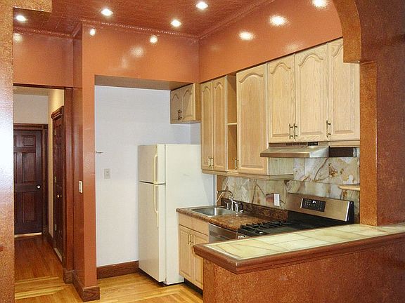 2nd image of 238 15th St APT 1R