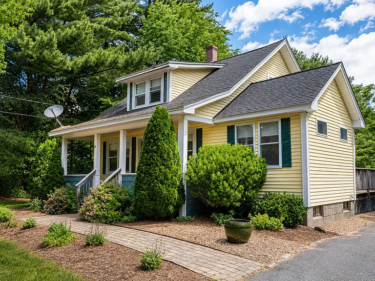 38 Warren Rd — Photo 1