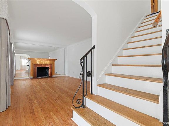 2nd image of 16876 Robson St