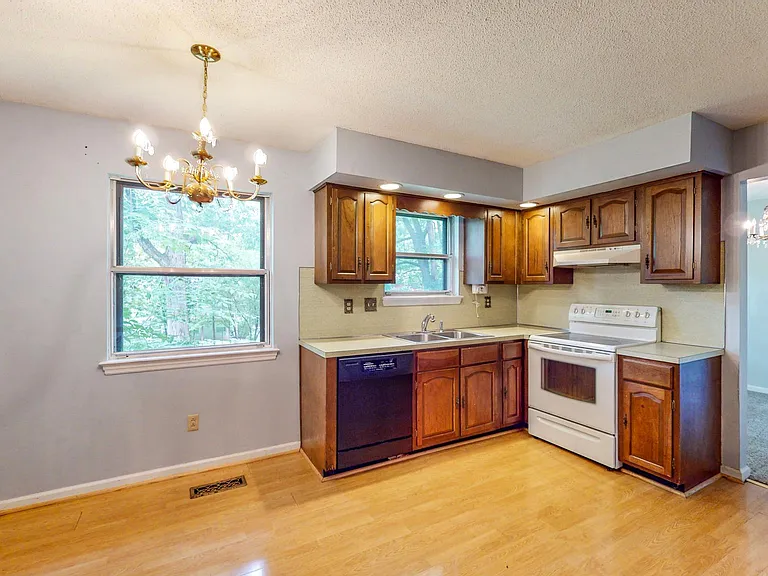 916 Huntington Cir — Photo 18