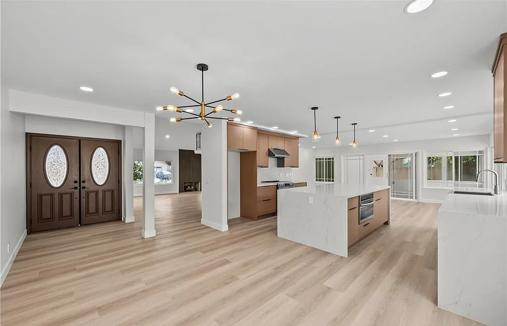 4 bed, 2.5 bath, 2629 sqft, $5,490 — Photo 3