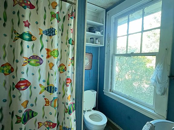 5th image of 218 5th St