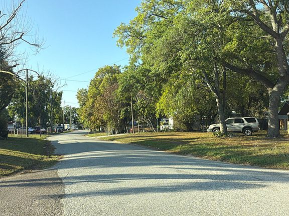 4th image of 705 Flame Tree Rd