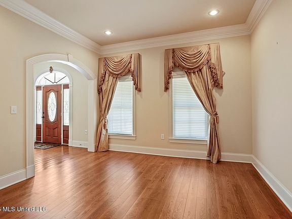 4th image of 104 Overbrook Hl