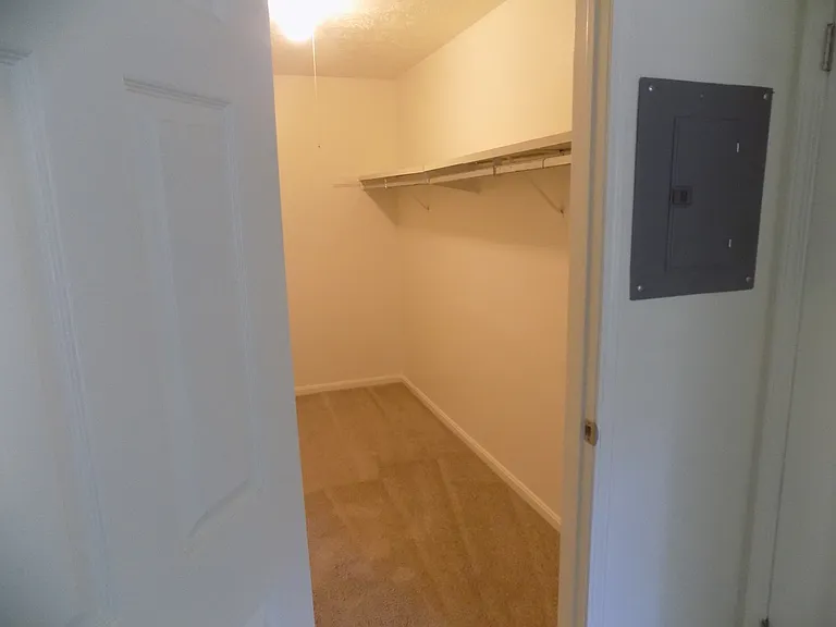 Royal Manor Apartments — Photo 15