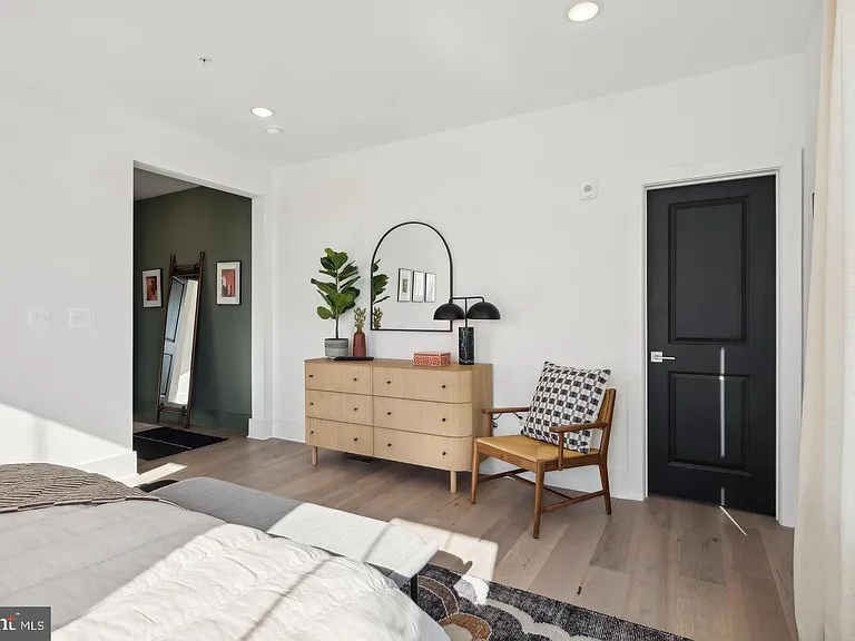 111 E Cromwell St — Photo 26