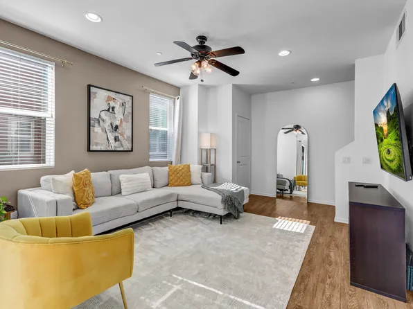 225 Royal Gln Unit 412, Escondido, CA 92025