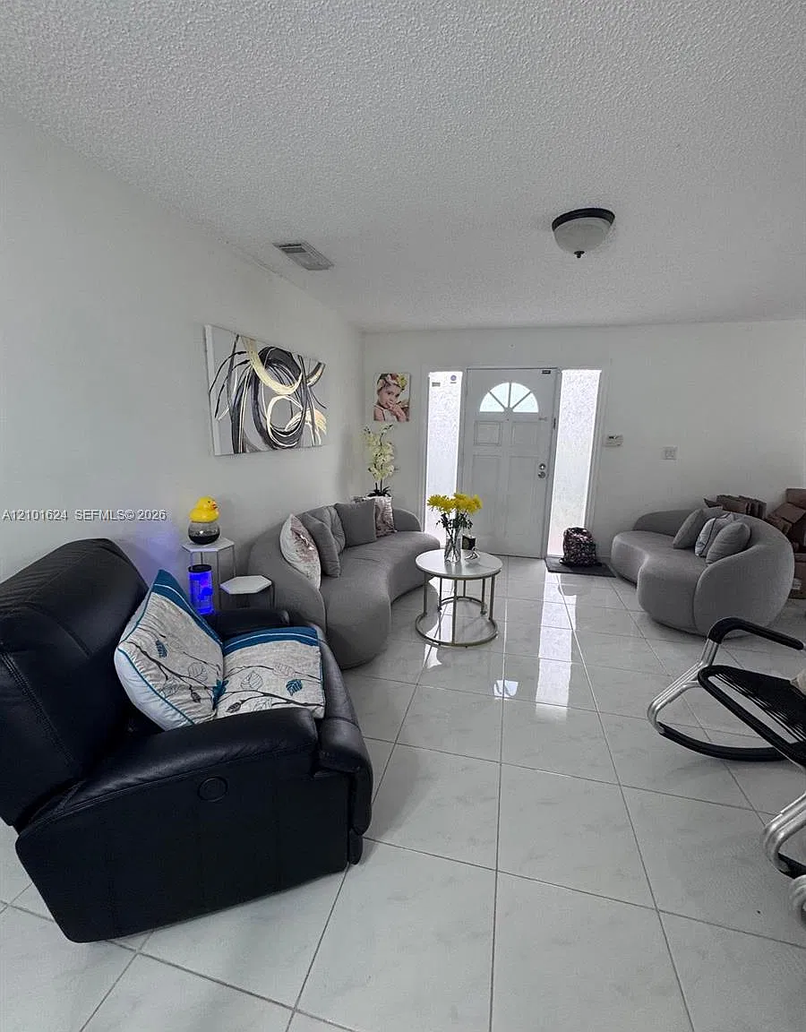 Treasure Of Kendall Condo — Photo 2