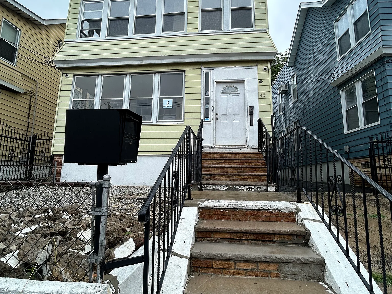 3 bed, $1,900 — Photo 1