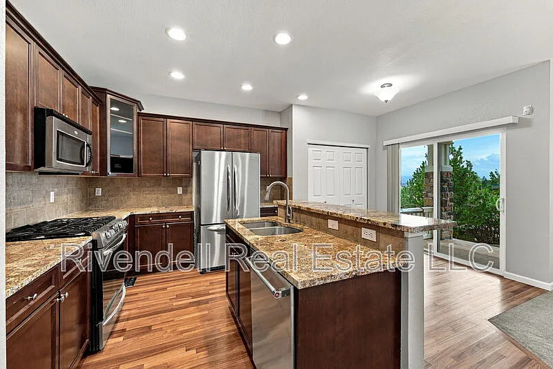 3 bed, 3.0 bath, 2209 sqft, $3,095 — Photo 2