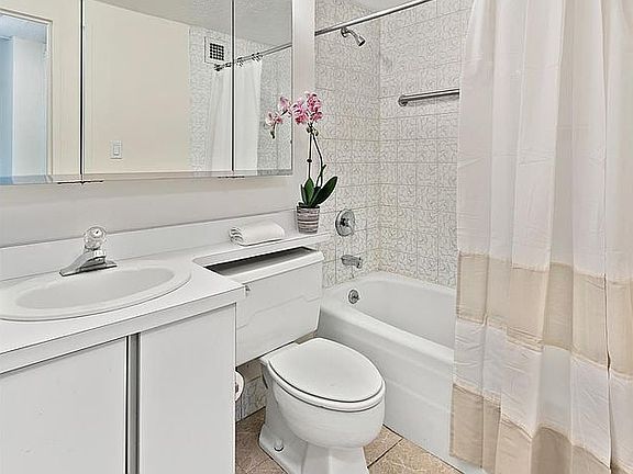 4th image of 300 E 59th St Unit Penthouse 4