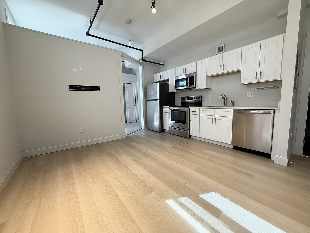 Building Photo - 105 William St #304