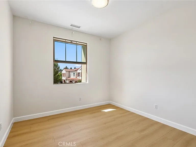 150 Barrow — Photo 14