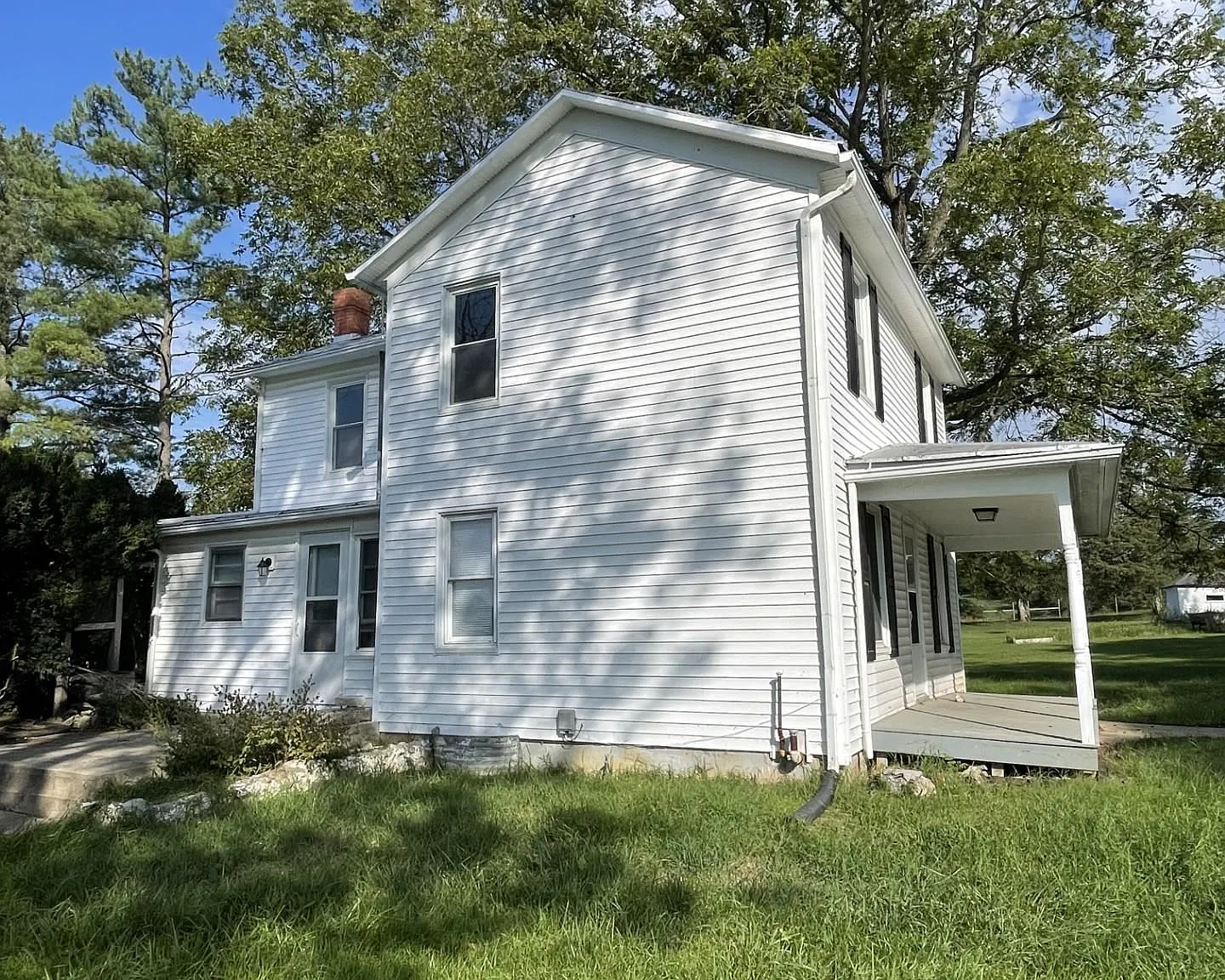 3 bed, 1.0 bath, 1145 sqft, $1,600 — Photo 2