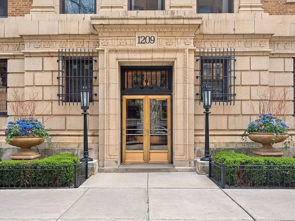 1st image of 1209 N Astor St #15S