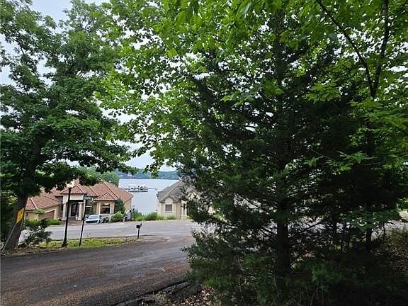 2nd image of Via Del Lago Dr