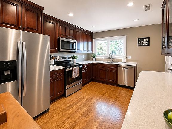 5th image of 4134 Cove Ln APT B