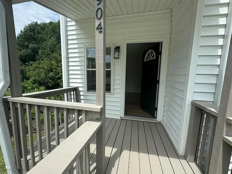 904 Elizabeth St — Photo 5