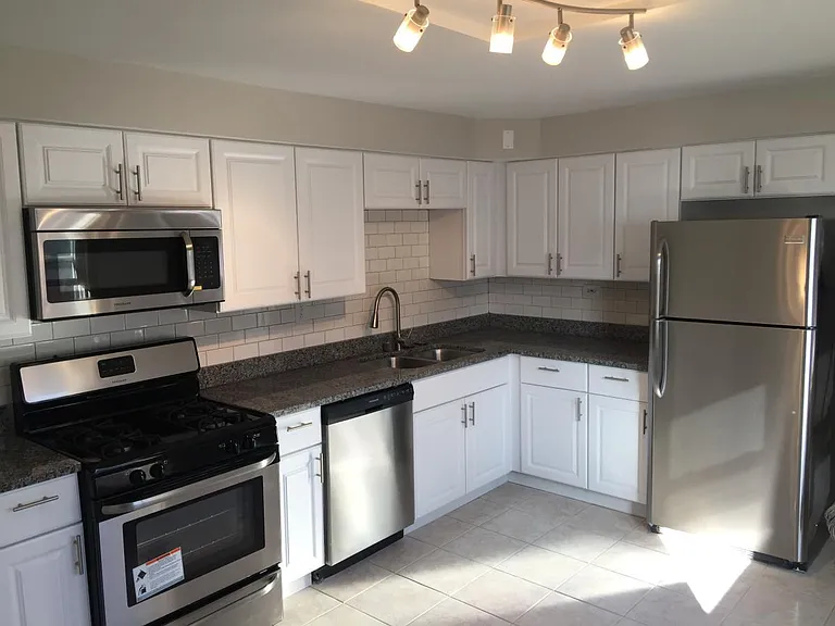5240 N Reserve Ave #2E — Photo 3