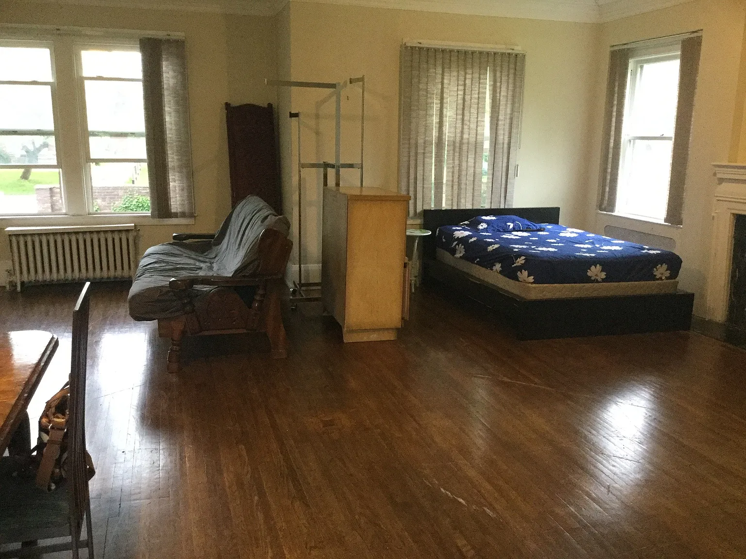 4 bed, 550 sqft, $1,000 — Photo 2