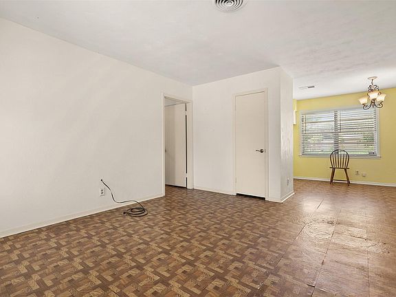 5th image of 605 Honeysuckle Dr