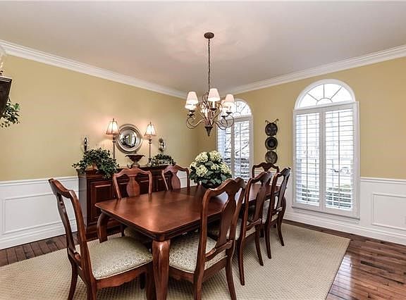Formal dining room for with 3 piece crown molding and custom millwork.