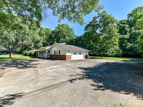 3rd image of 827 Lansdowne Rd