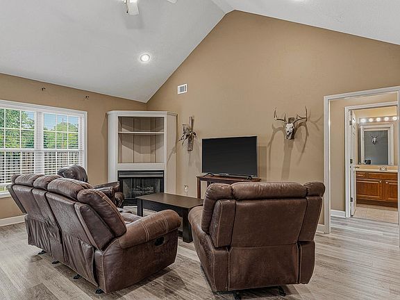 5th image of 900 Craighills Pl