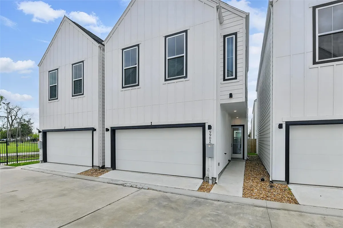 Photo 2 of 47 - 9902 Clark Rd #I - Houston, TX Building Photo - 9902 Clark Rd #I