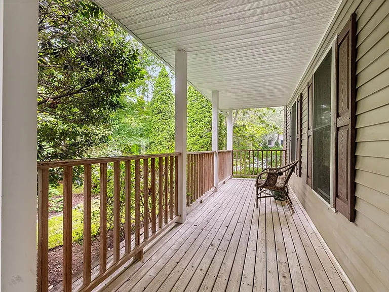 28 Bayview Ave — Photo 22