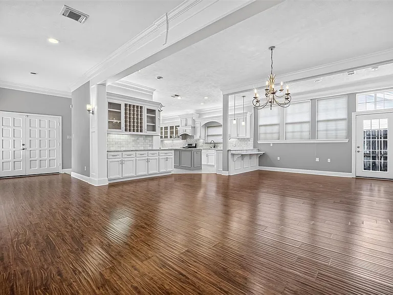 10310 Chevy Chase Dr — Photo 4