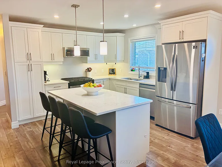 48 Mercedes Dr — Photo 5