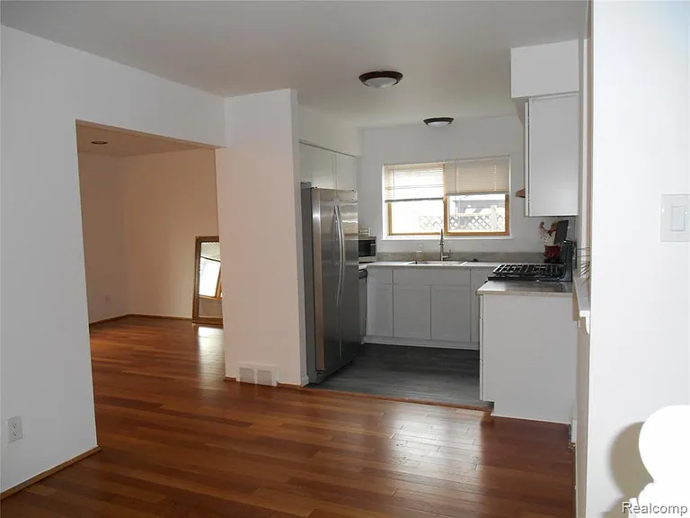 1440 W Elmwood Ave — Photo 5