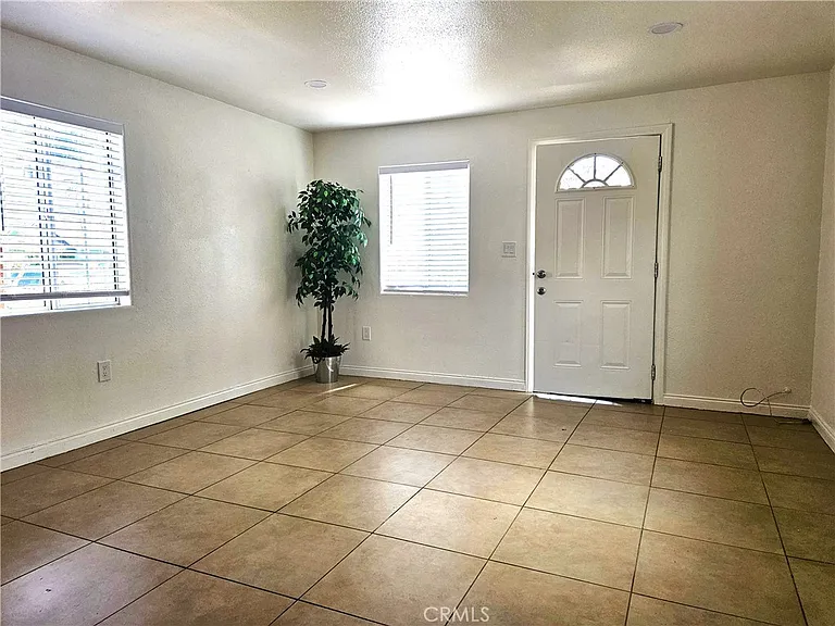 654 W 21st St — Photo 3
