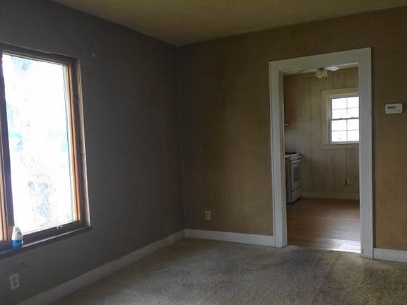 3rd image of 901 W Jefferson Blvd