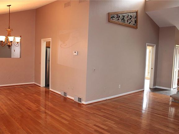 3rd image of 1228 Stafford Cres