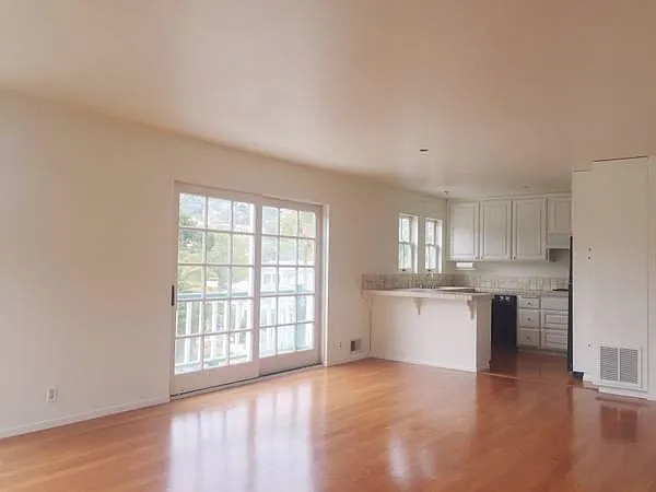 410 E Victoria St — Photo 4