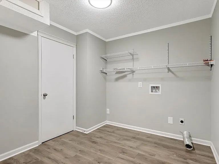 8102 Gladys Ln — Photo 23