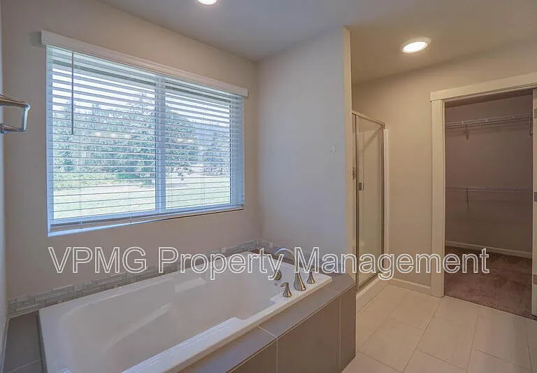 6301 N 89th Ave — Photo 28