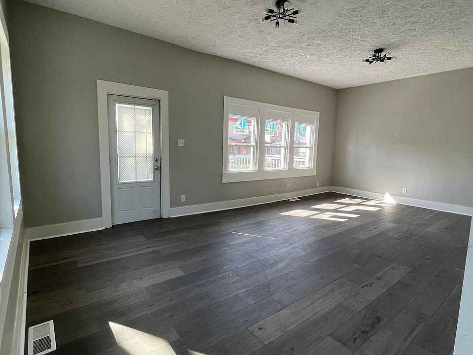 Livingroom/Front Door