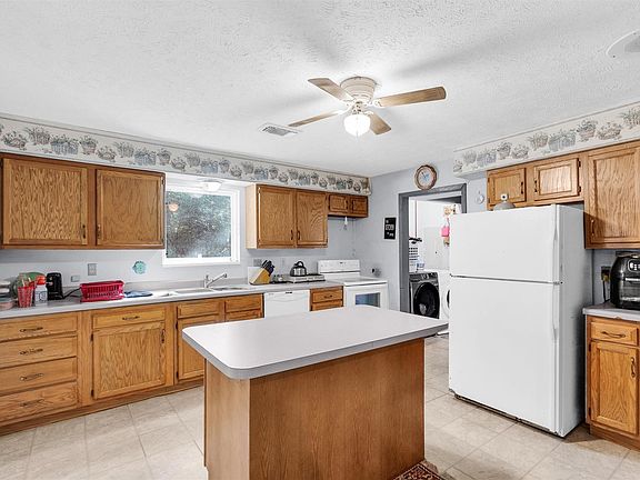 3rd image of 28625 Cedar Ct
