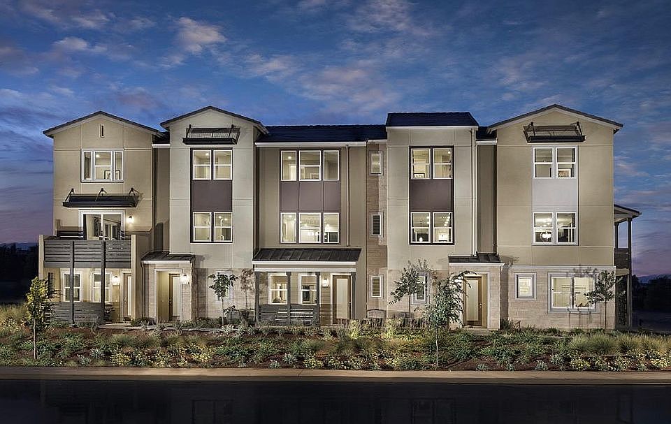 1st image of 425 Desert Holly St