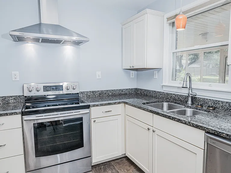 104 Dorchester Ln — Photo 16