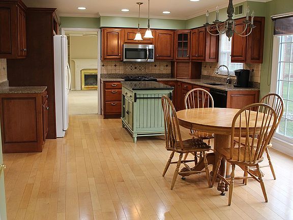 3rd image of 6 Regents Park Ln