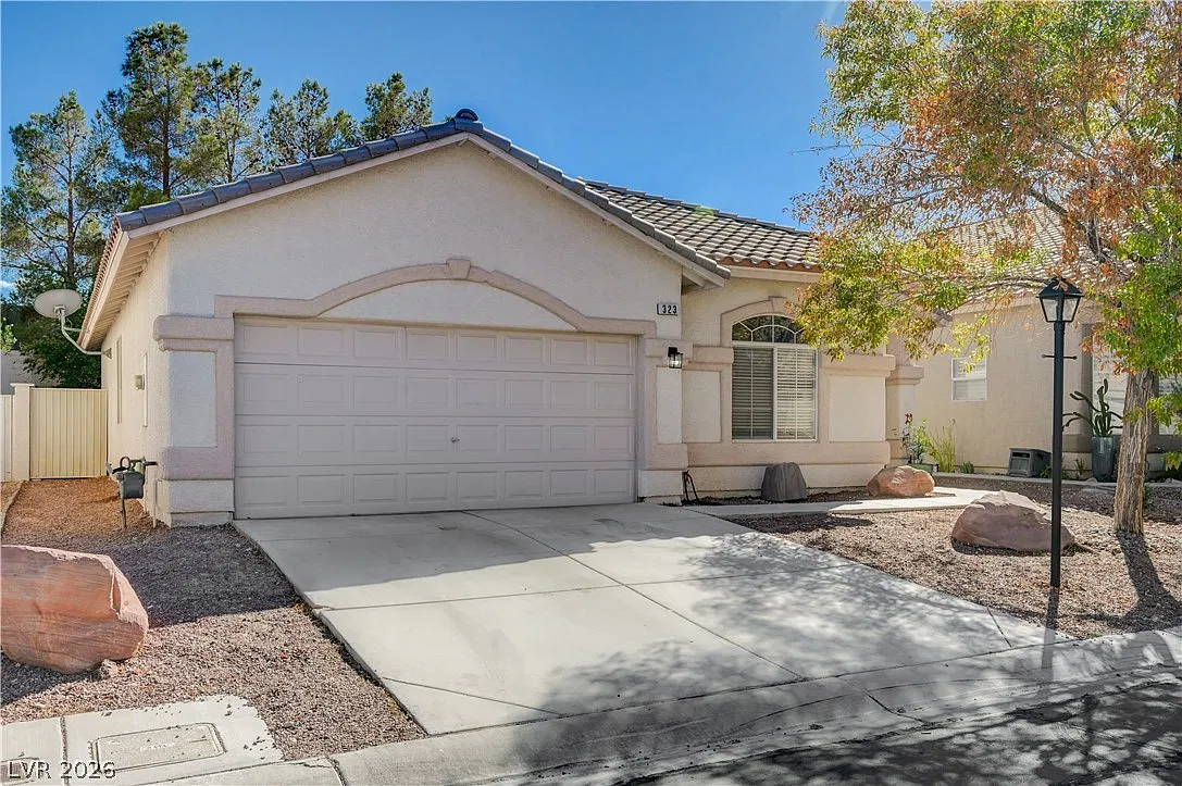 3 bed, 2.0 bath, 1504 sqft, $2,100 — Photo 2