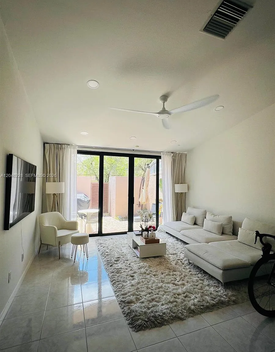 Pembroke Lakes Section Se — Photo 1
