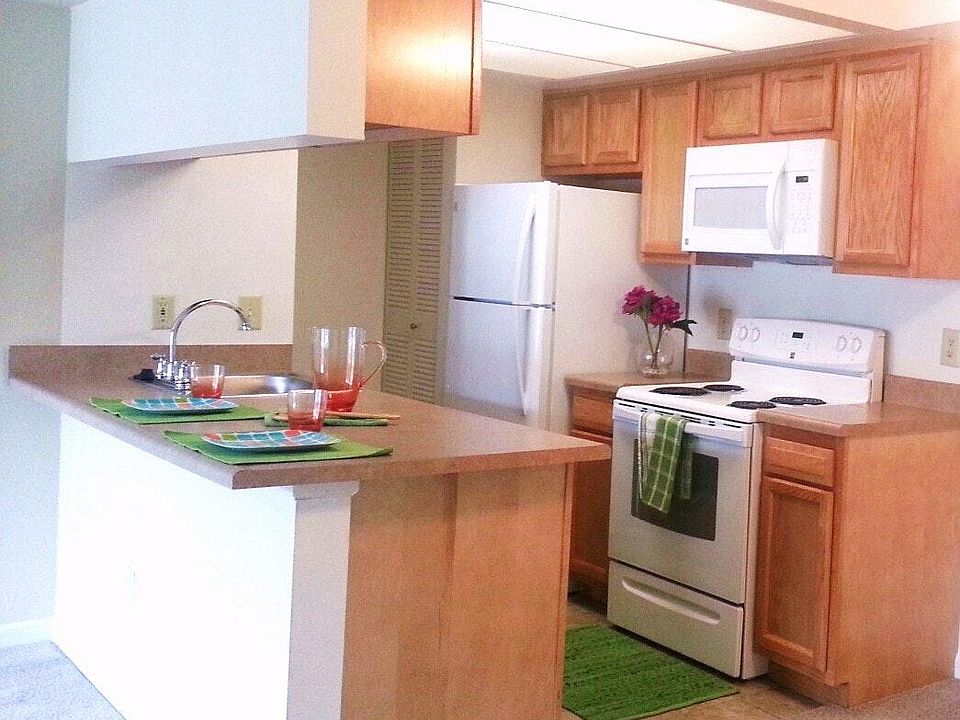 Open kitchen with breakfast bar